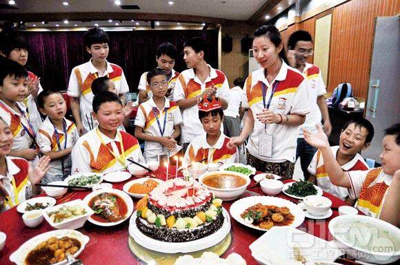 北京三一重机第二届客户子女夏令营，为当天生日的小朋友庆生