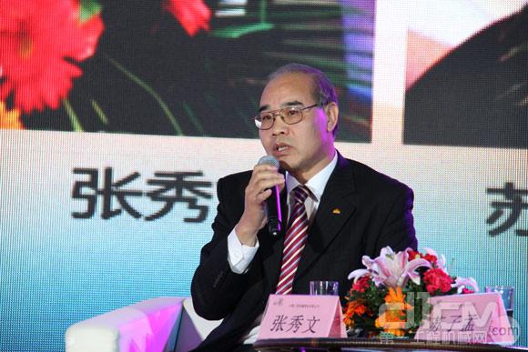 山推工程机械股份有限公司董事长张秀文先生在中国工程机械第九届营销高峰论坛巅峰对话上发表自己的观点