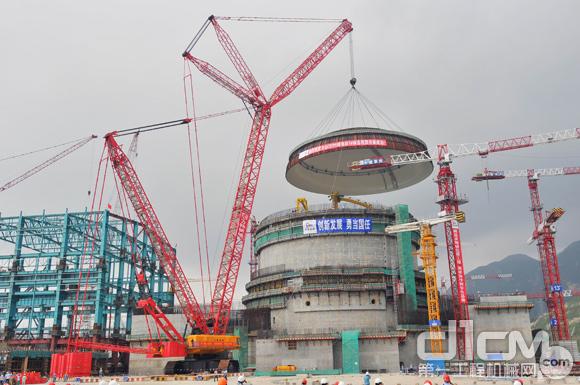 三一SCC16000履带起重机，在国内首座、全球第三座EPR第三代核电技术建设的大型商用核电站——广东台山核电站，完美完成世界上单机容量（175万千瓦）最大的第三代核电站1#核岛穹顶吊装。