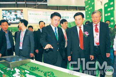 图为工业和信息化部部长苗圩参观2011年中国国际工业博览会
