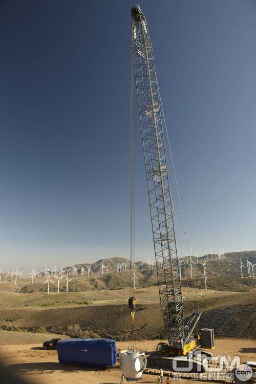 三一SCC8300履带起重机，在美国加州某风电场进行风机吊装。