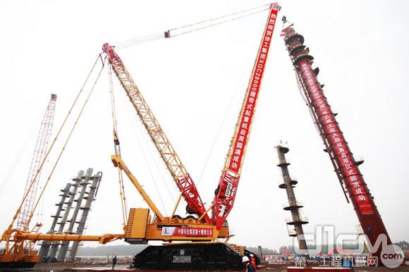 徐工集团2000吨级履带起重机首次参建武汉80吨乙烯项目建设