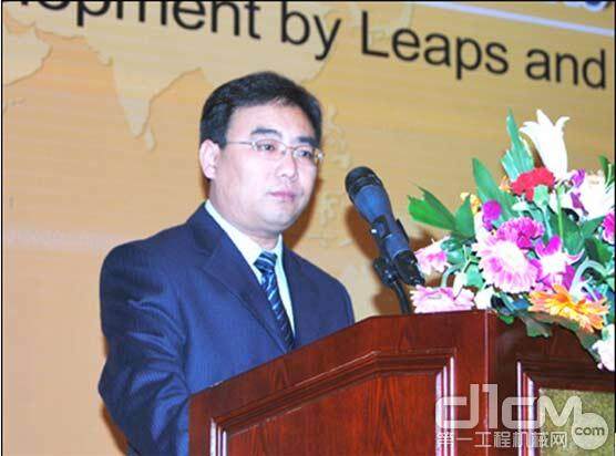山东临工总经理文德刚在2012海外商务年会上致欢迎辞
