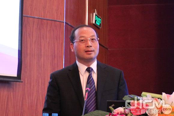 中国国机重工集团有限公司董事长吴培国做“创新自强 合作共生”专题报告