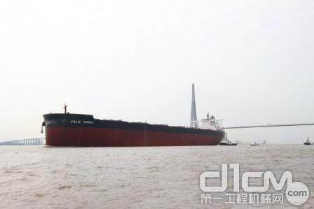 360米长如同小山一般的“VALE CHINA”号散货船。
