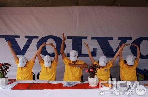 贵州赛区-工作人员用自己的行动来表达对选手们的热烈欢迎