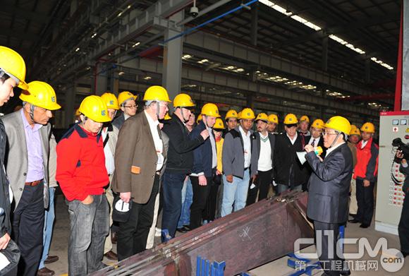 曾光安总裁向海外经销商介绍柳工常州公司挖掘机的生产作业情况。