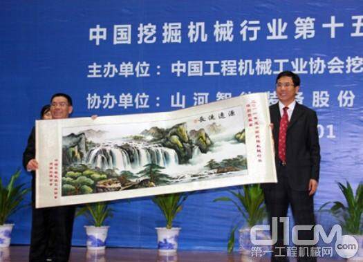 中国工程机械工业协会挖掘机械行业分会会长曾光安为山河智能颁奖。