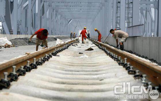 2010年8月4日，工人正在京沪高铁济南段铺设铁轨。