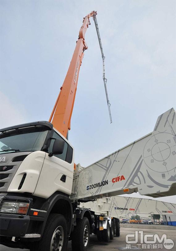 中联重科80米系列碳纤维泵车产品伸展“手臂”