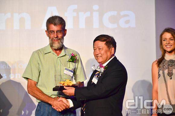 柳工集团董事长王晓华为柳工南非关键客户颁发纪念品