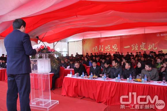 12月15日，“恒邦感恩 一锤定音”二手挖掘机机拍卖交易会在江苏昆山开发区松花江路三一产业园举行。