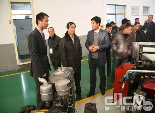 农装公司董事长张东和农装公司总经理王波引领代表参观工厂