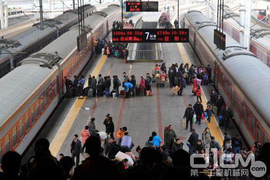 1月8日，为期40天的2012年春运正式启动。图为北京西站站台上准备上车的乘客。