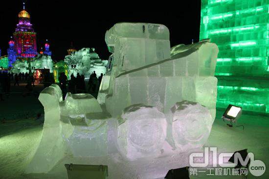 斗山山猫哈尔滨冰雪节上展现的冰雕作品：山猫滑移装载机