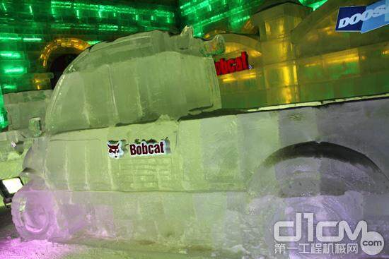 斗山山猫哈尔滨冰雪节上展现的冰雕作品：山猫多功能工具车