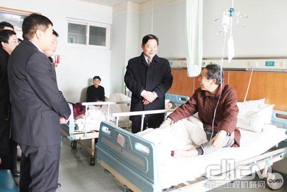 姜英杰书记专门带队前往医院看望驻外人员张震的父亲