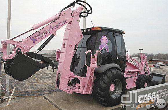 一台粉红色的凯斯挖掘装载机停在凯斯美国柏林顿工厂外，用于抗癌防治事业。