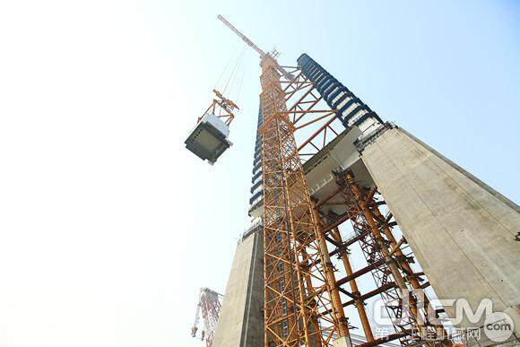 中联重科自主研发的全球最大上回转塔机D5200在马鞍山长江公路大桥中塔主体施工