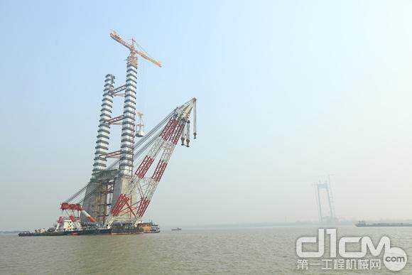 中联全球最大上回转塔机D5200创世界新纪录