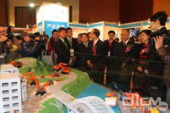 重庆市领导及日立制作所领导参观日立建机展示沙盘