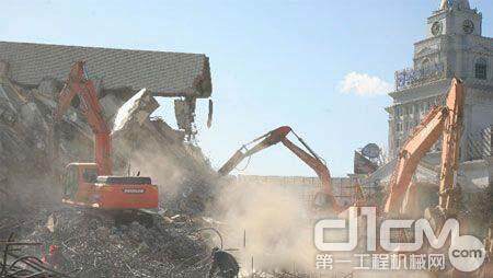 2月8日挖掘机在拆除原宏泰大酒店