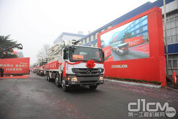 中联重科2012年首日开门红 448台套设备发往海外