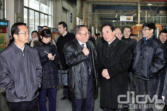 中纪委副书记张惠新（右二）参观麓谷工业园