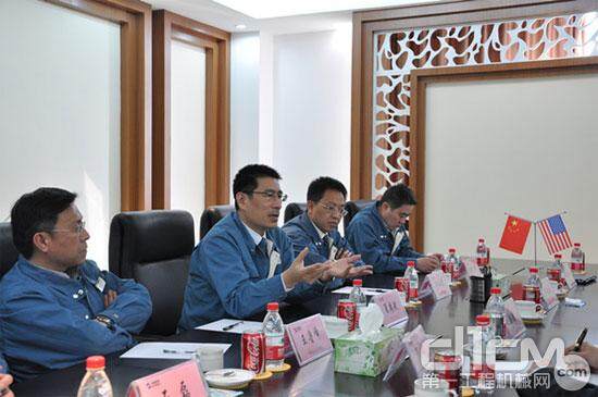 山重建机总经理夏禹武介绍了山重建机在中国及全球的发展战略