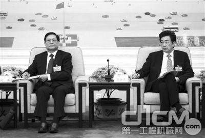 市委书记刘淇（左）和市长郭金龙（右）出席了全国人大北京团在人民大会堂举行的媒体开放日