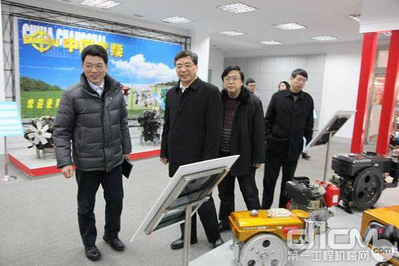 图为徐伟南书记（左二）在公司总经理何建光陪同下参观产品陈列室。