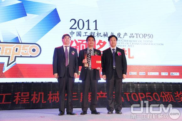 中联ZCC3200NP起重机获2011TOP50技术创新金奖 中联重科工程起重机公司制造中心总经理罗凯领奖