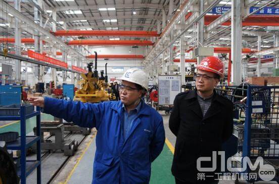 冯光总经理一行在天津柳工机械有限公司张顶云常务副总经理陪同下参观天津柳工厂区
