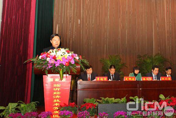 山重建机党委书记姜英杰出席会议并作典型发言