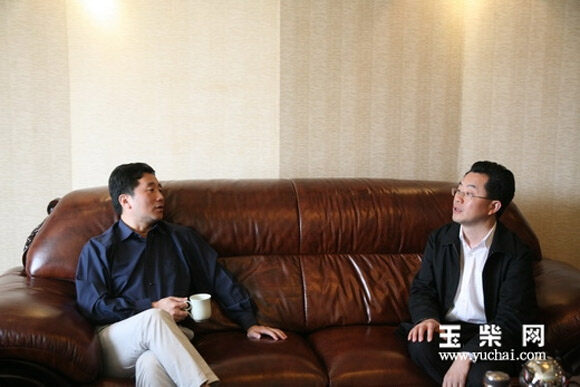 晏平（左）跟泸州市委副书记、市长刘强（右）亲切交谈