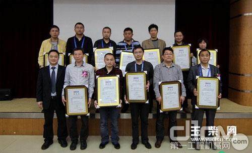 玉柴股份公司船电事业部总经理唐作兴（左一）和获得玉柴授牌的经销商合影