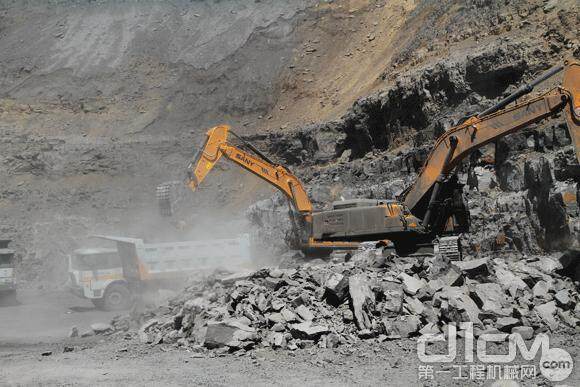 工地上的用户反映三一465H大型挖掘机是矿山土石方作业的好帮手