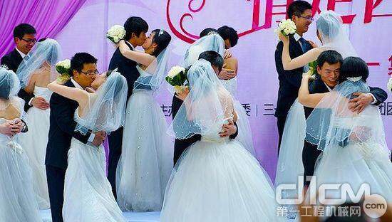 新人在婚礼的殿堂上长时间拥吻