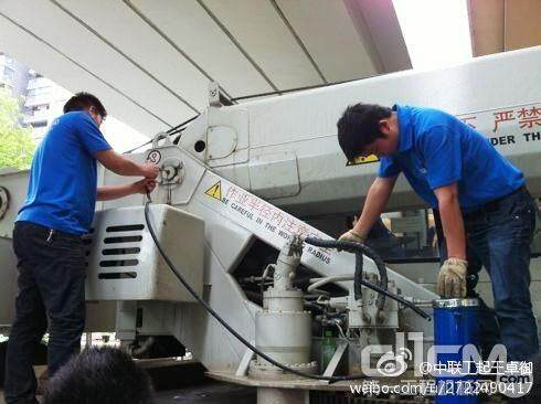 中联工起服务工程师在免费为用户车辆加注黄油，便于车辆各关节部位的润滑