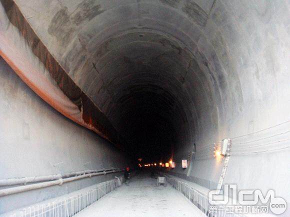 秦寒参与修建包西铁路的某处隧道