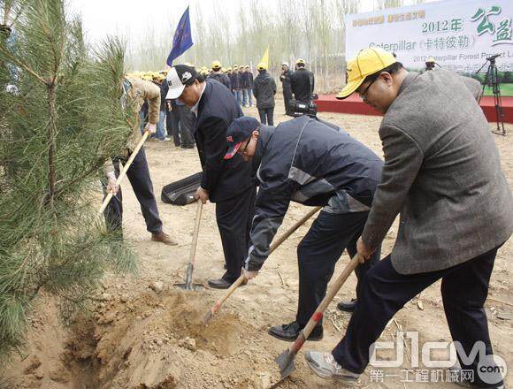 卡特彼勒（中国）投资有限公司董事长兼总裁金利文与中华环保基金会秘书长李伟共同植树