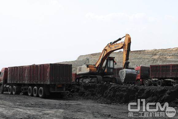 随着富民煤矿开采量的不断加大，每天都有大货车运输煤炭
