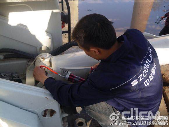 中联工起工程师正在为客户车辆加注润滑油