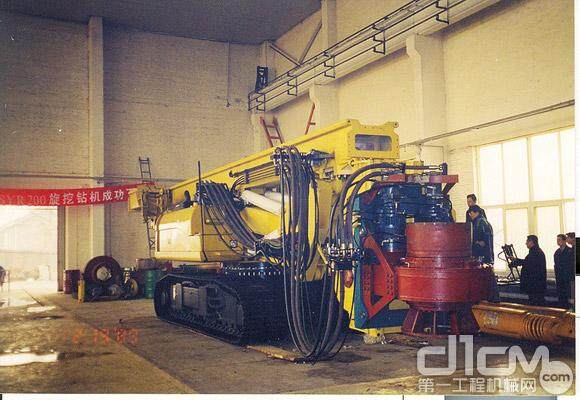 北京桩机第一台旋挖钻机SYR200下线
