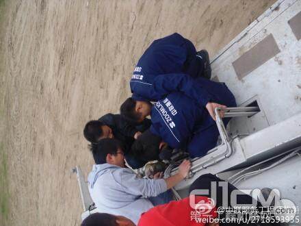服务工程师们正在为哈尔滨客户检修上车集中润滑系统