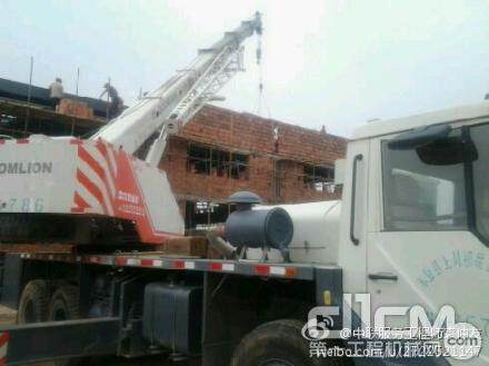 中联工起服务车抵达施工现场，为正在施工的起重机提供检修服务