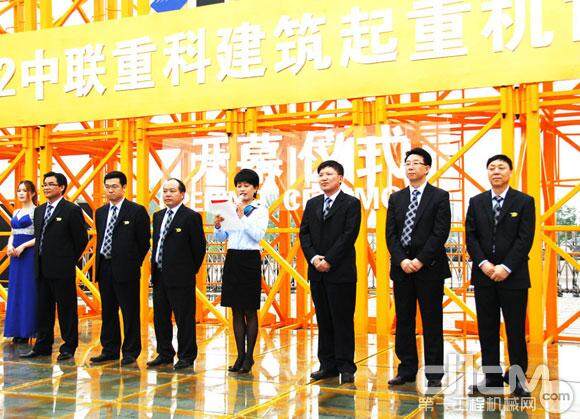 中联重科建筑起重机公司总经理黄群与领导团队