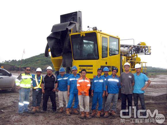 首台CDM30 低风压回转式爆破孔钻机抵达印度尼西亚婆罗洲煤矿