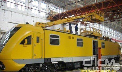 国内首台铁路多功能作业机具在徐工调试