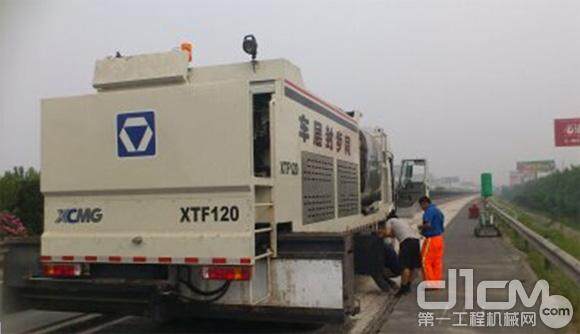 徐工养护新品XTF120同步碎石封层车济南高速路上显身手